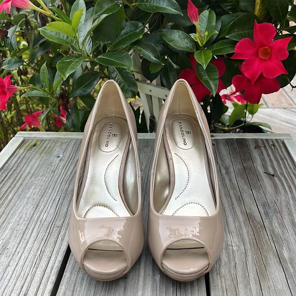 Bandolino peep-toe glossy tan shoes 6W - Picture 2 of 10